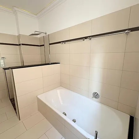 Apartment Stylische Messewohnung Mit Garten & Parkplatz