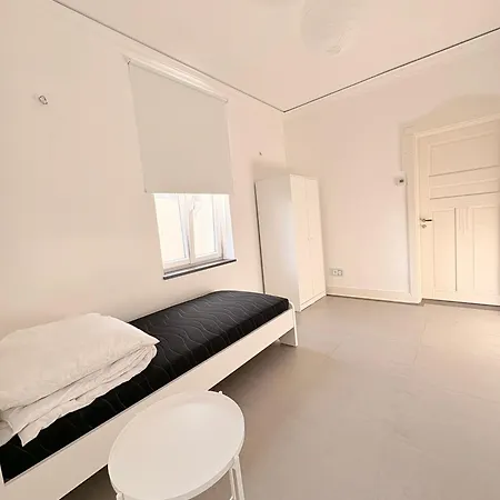 Stylische Messewohnung Mit Garten & Parkplatz