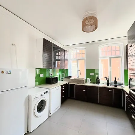 Stylische Messewohnung Mit Garten & Parkplatz